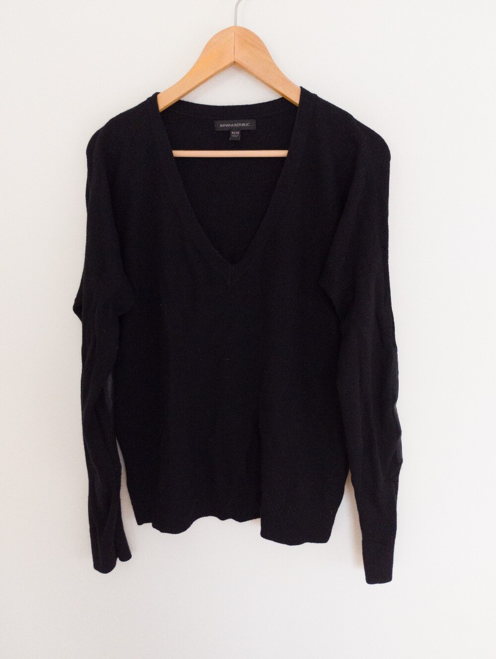 Banana Republic Merino Wool Blend V-Neck Sweater Medium Elbow Patches